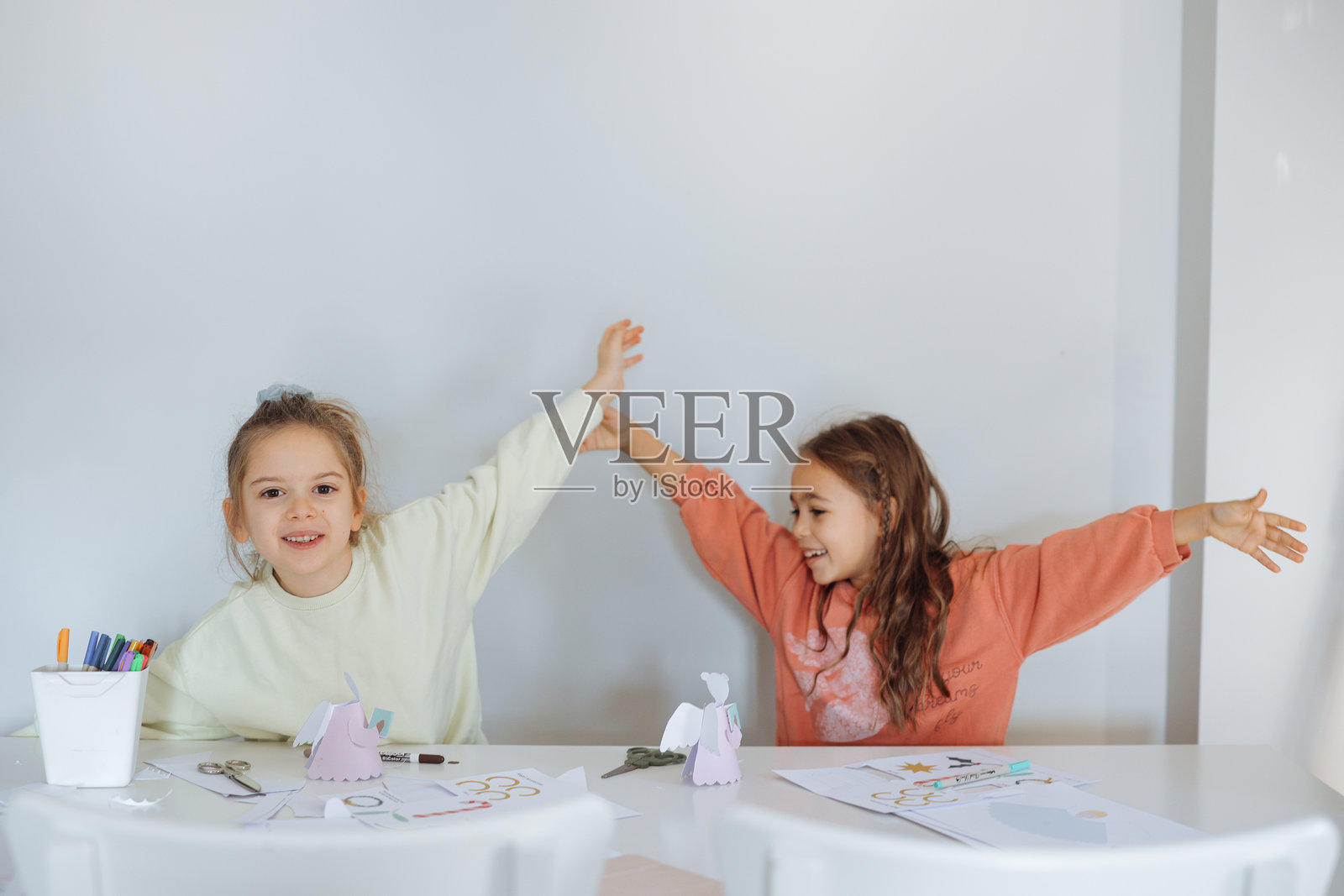 姐妹们在家里玩颜料很开心照片摄影图片