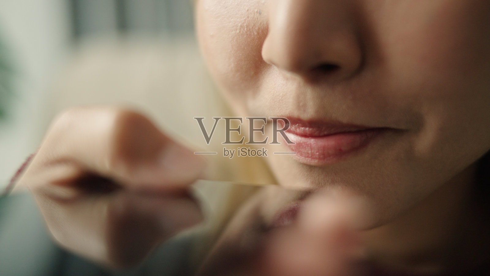 智能手机上的女性声音。照片摄影图片