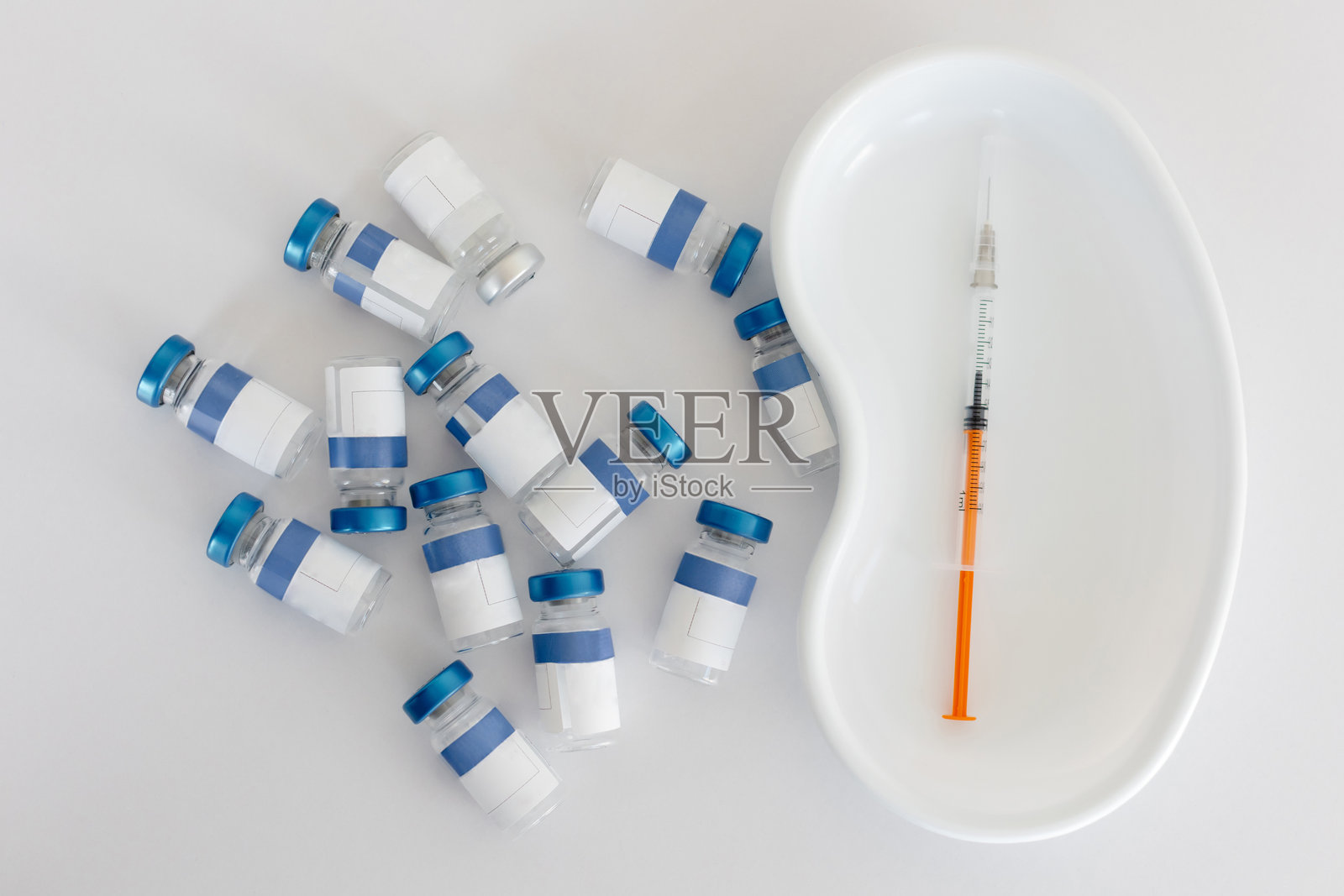 白色桌子上的小瓶和注射器。为人们接种疫苗和免疫。照片摄影图片