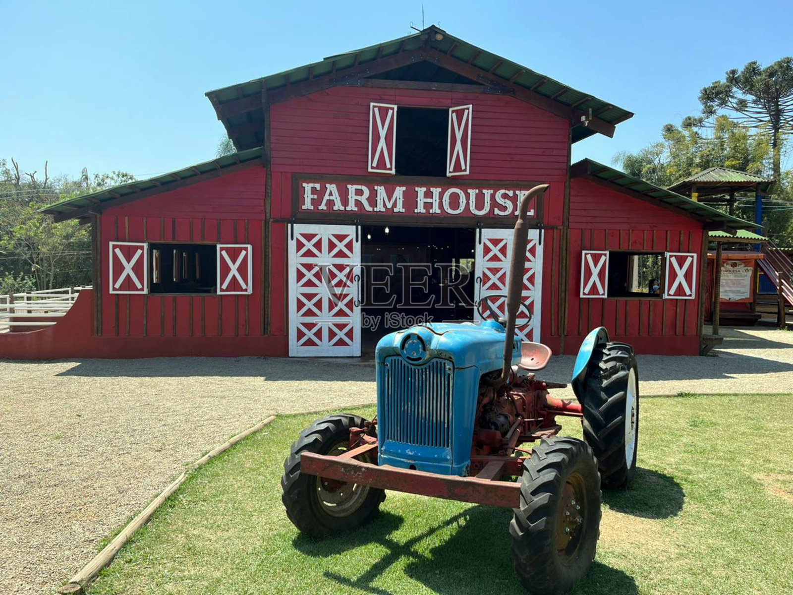 老式拖拉机。照片摄影图片