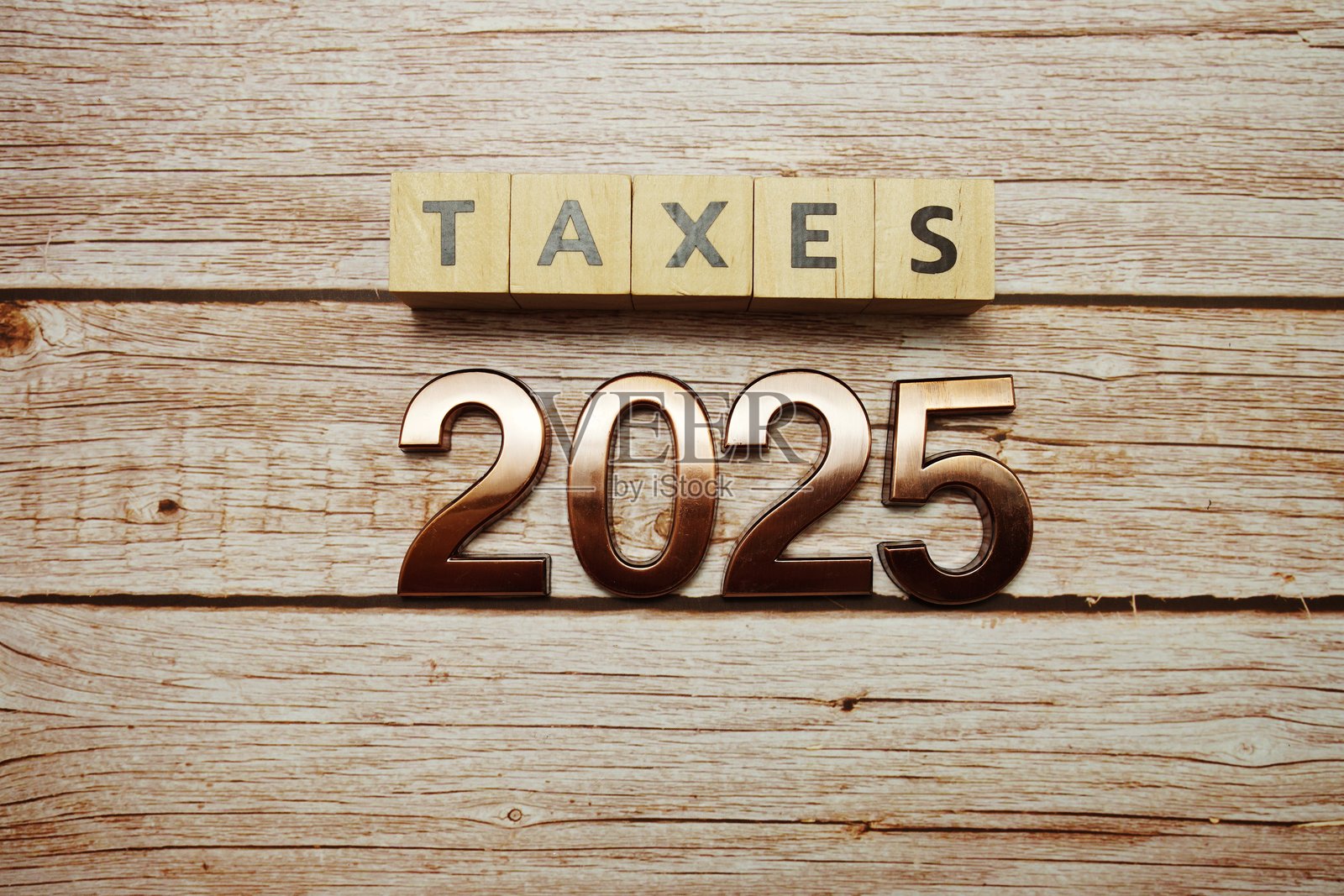 2025年税务字母在木质背景上照片摄影图片