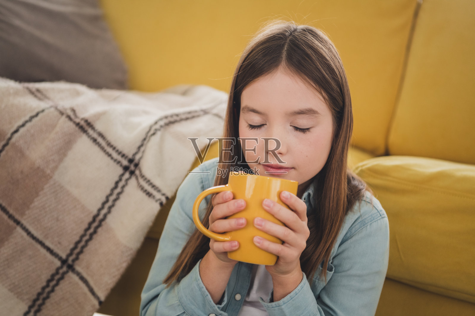 迷人的小女孩在阳光明媚的家中享受着宁静的热饮时光照片摄影图片