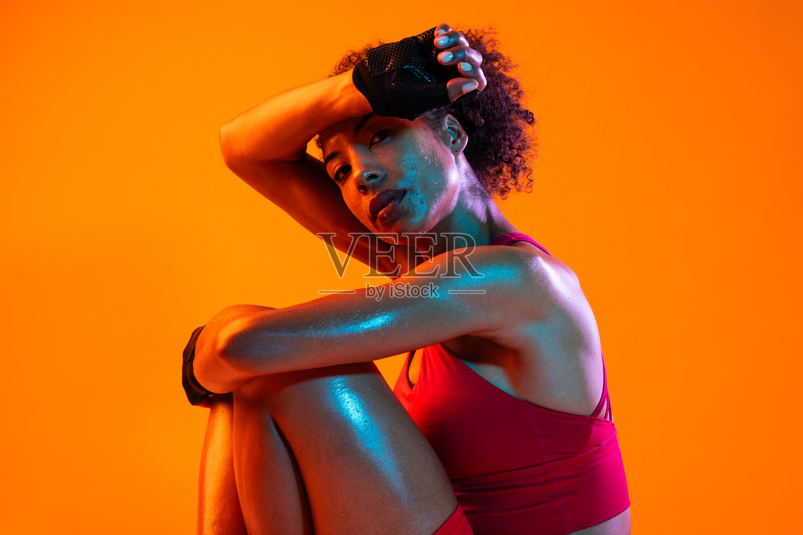 穿着运动服的运动型黑人西班牙裔女性在训练照片摄影图片