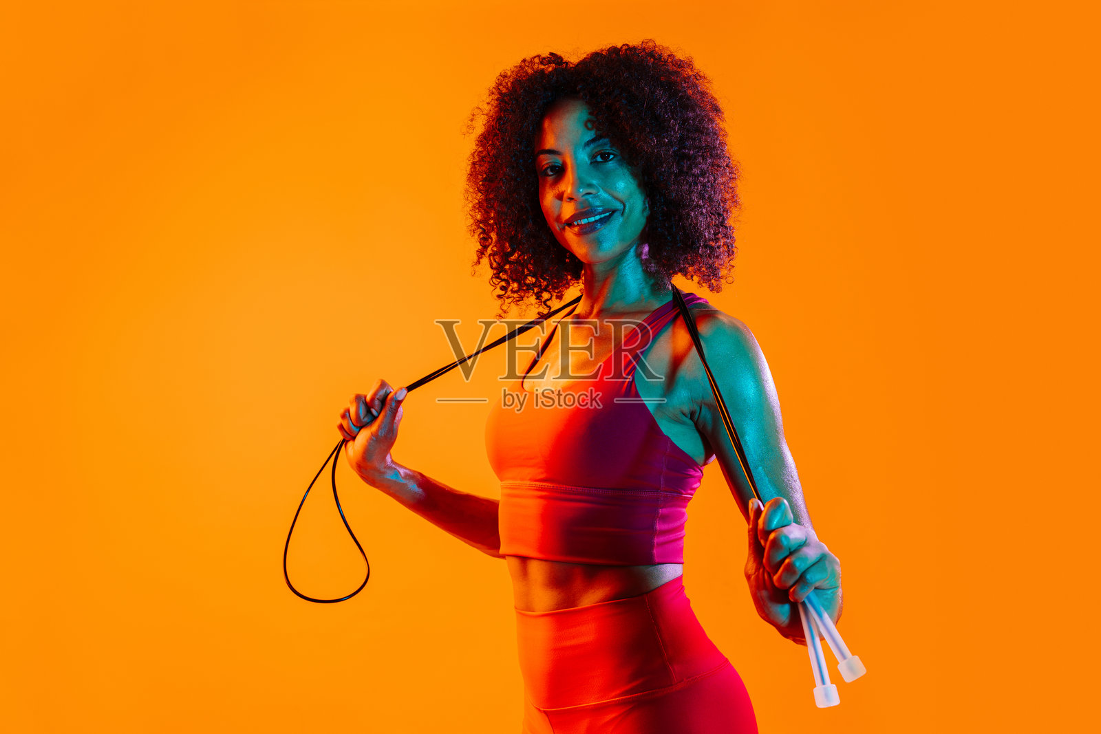 穿着运动服的运动型黑人西班牙裔女性在训练照片摄影图片