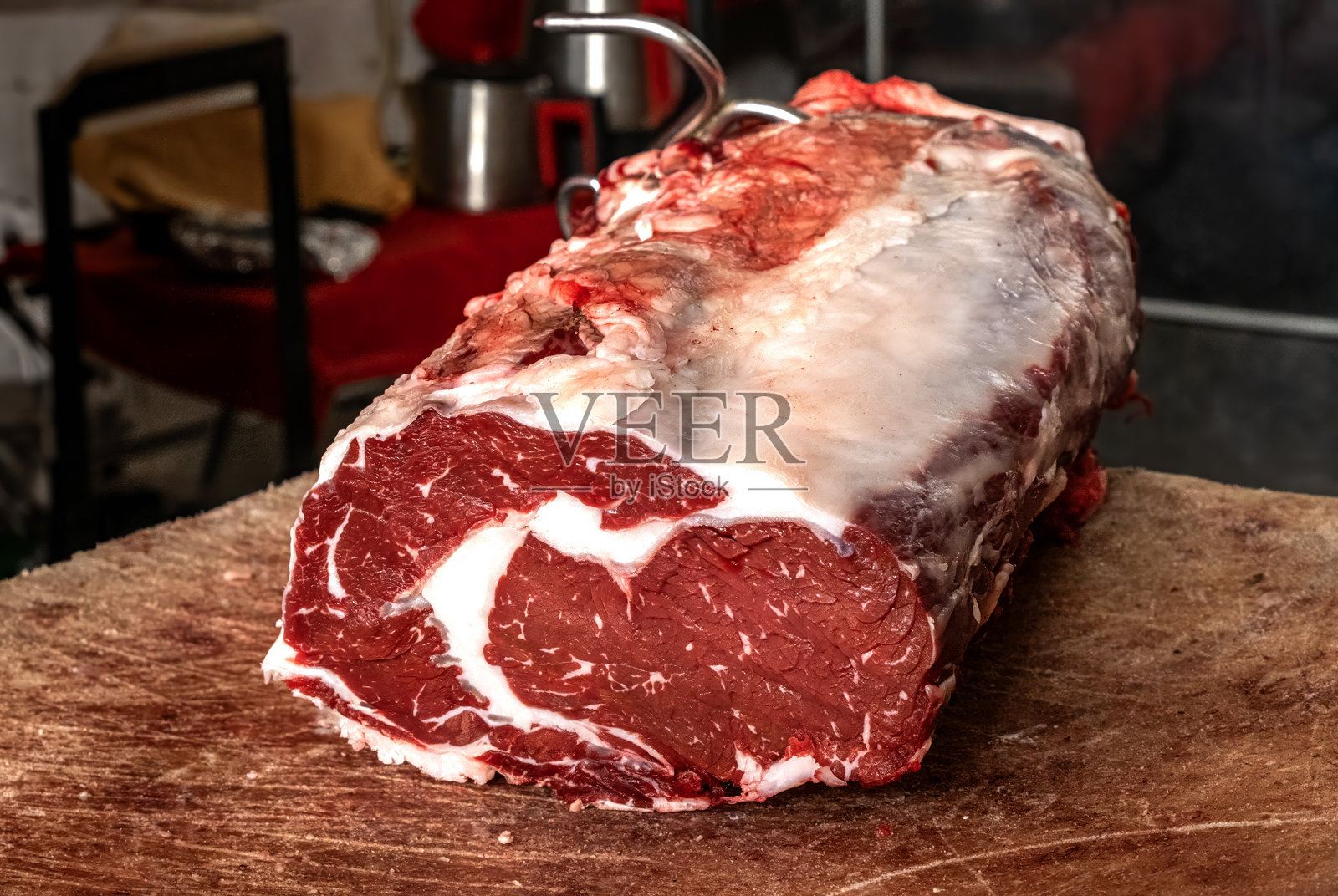 在肉铺柜台为顾客准备的牛肋眼肉照片摄影图片