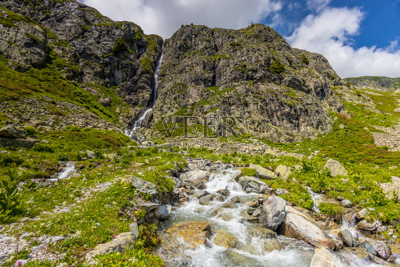 阿尔卑斯山脉的美丽风景，阳光明媚的夏日，环绕勃朗峰之旅照片摄影图片