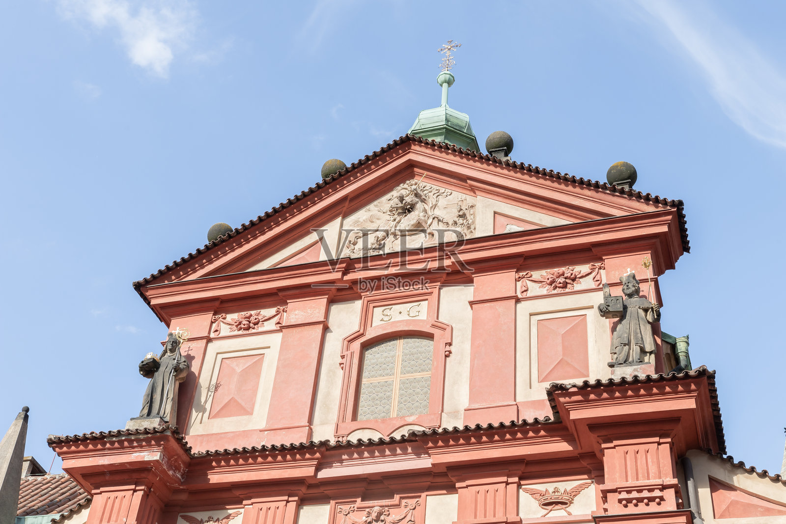 布拉格城堡第三庭院内圣乔治大教堂顶部，靠近圣维特大教堂，捷克共和国布拉格照片摄影图片