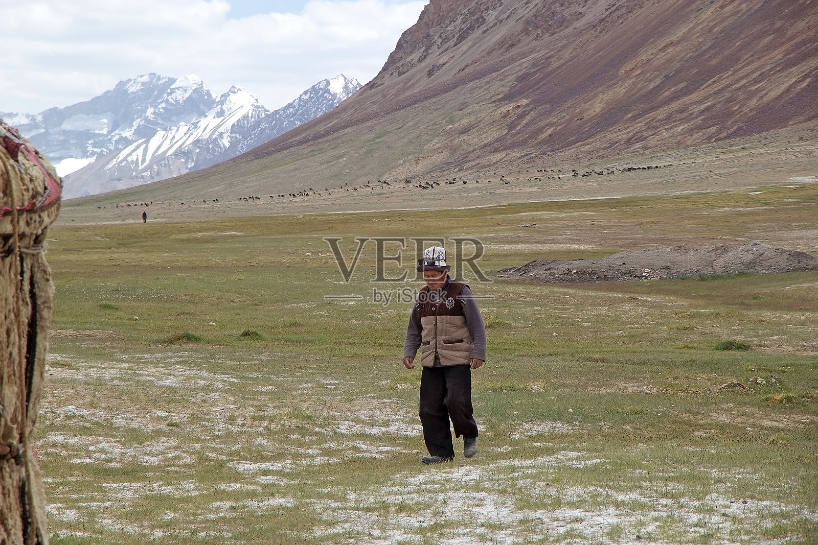 塔吉克男子在塔吉克斯坦的戈尔诺-巴达赫尚地区的帕米尔山脉中照片摄影图片