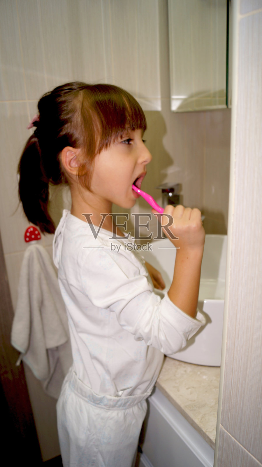 小女孩在刷牙照片摄影图片