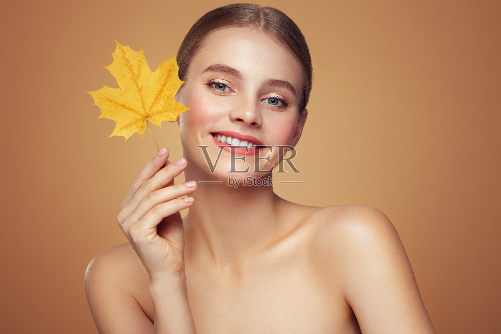 秋季美丽女性的肖像，肌肤洁净清新照片摄影图片