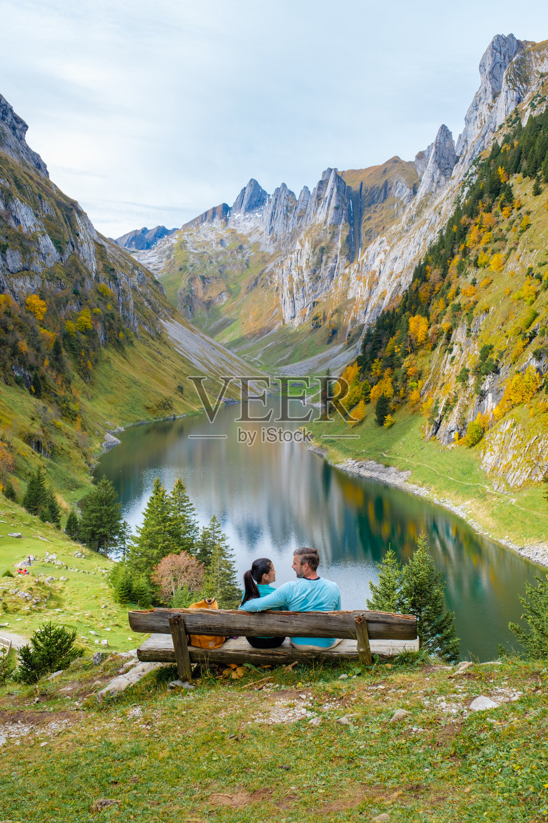 瑞士阿彭策尔的法伦湖，宁静的秋季度假胜地照片摄影图片