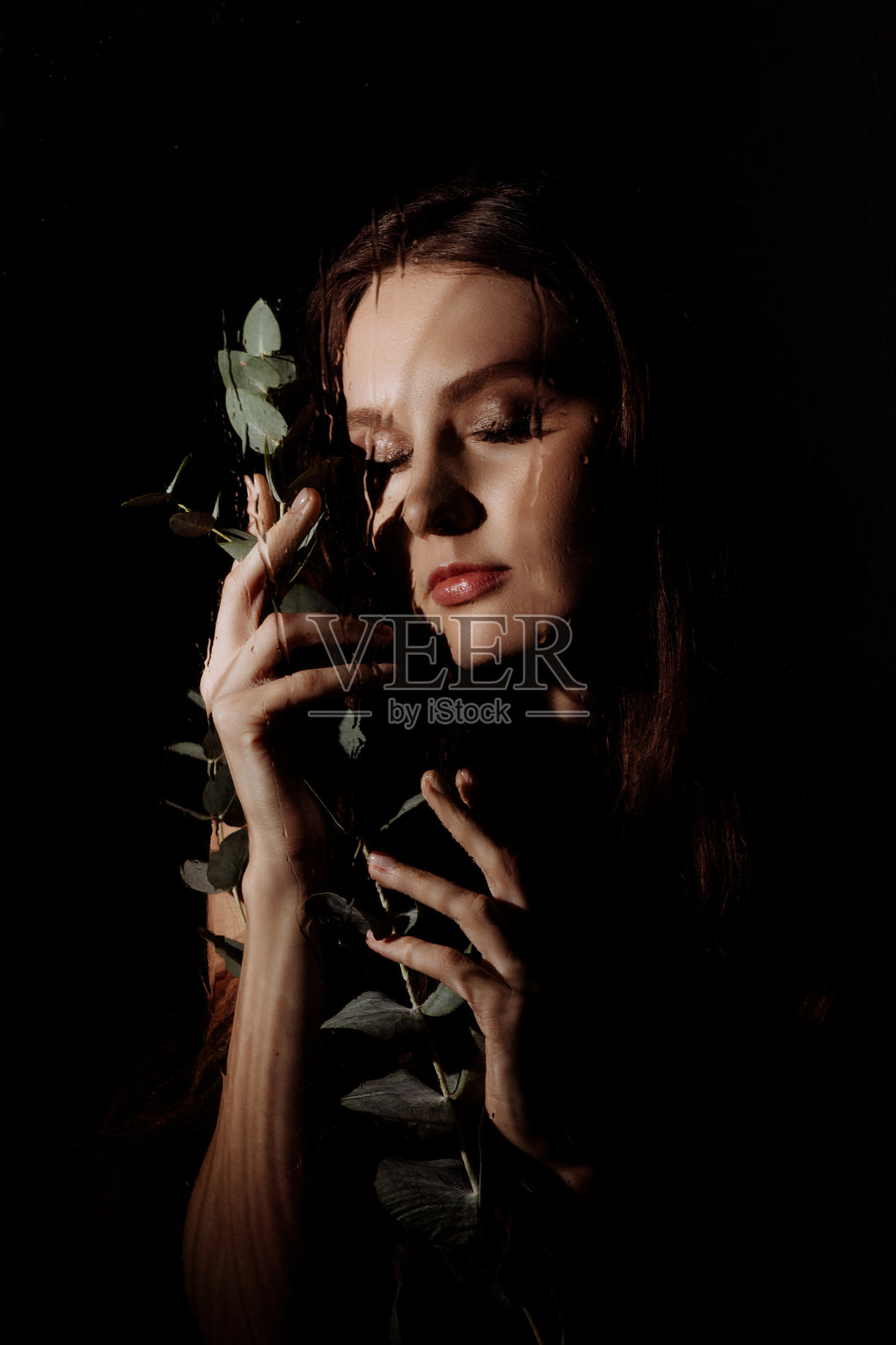 闭眼的美丽白人女性模特肖像。照片摄影图片