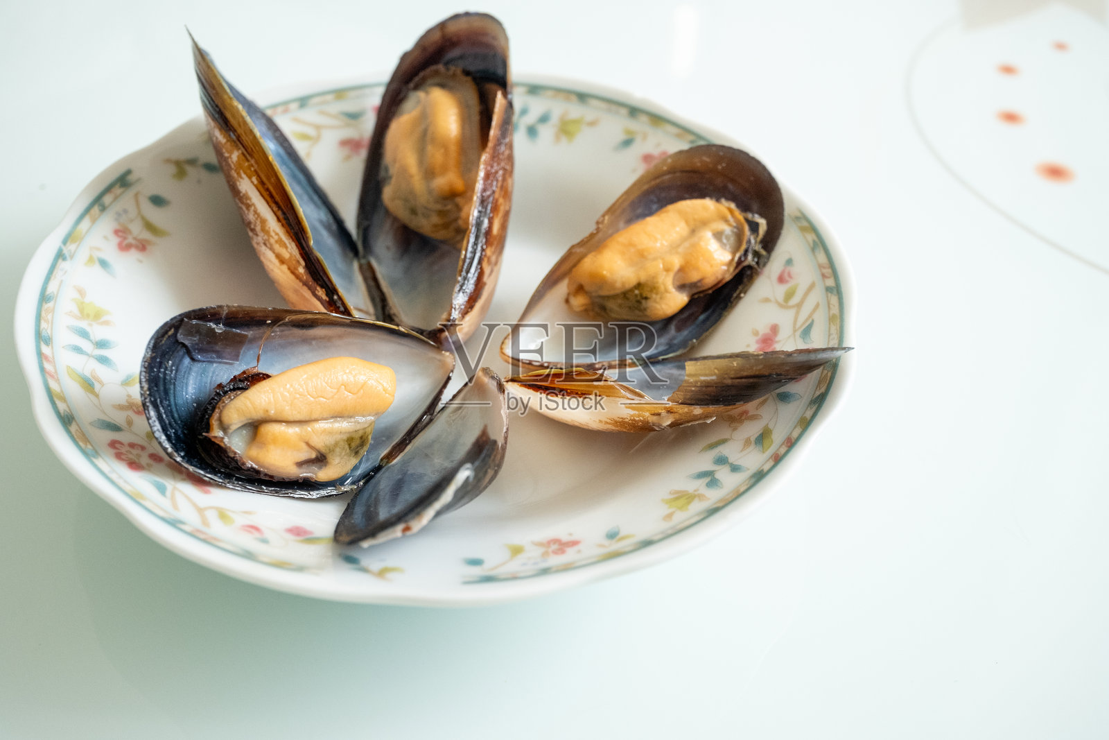 在白色盘子里烹饪贻贝照片摄影图片