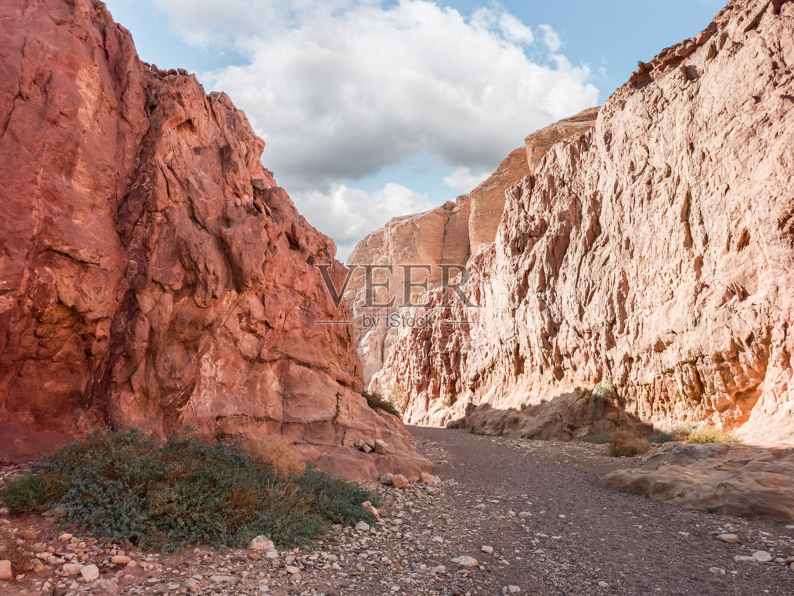 以色列南部埃拉特市附近红峡谷自然保护区红色山脉的独特壮丽景观照片摄影图片