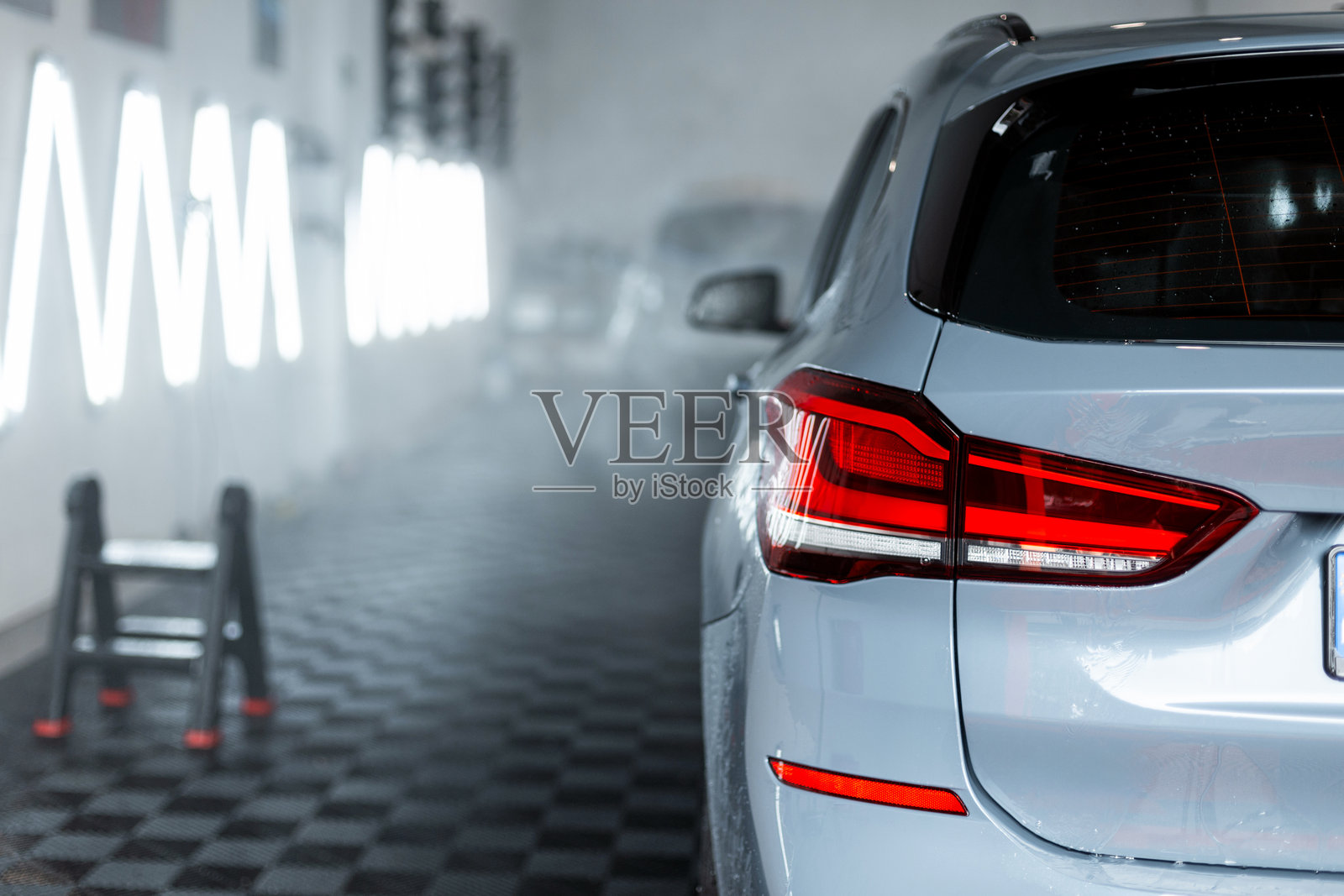 汽车在洗车场洗车。车在车库。精细化壁纸。照片摄影图片