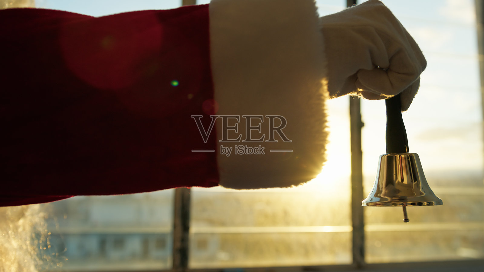 圣诞铃声在圣诞老人手中照片摄影图片