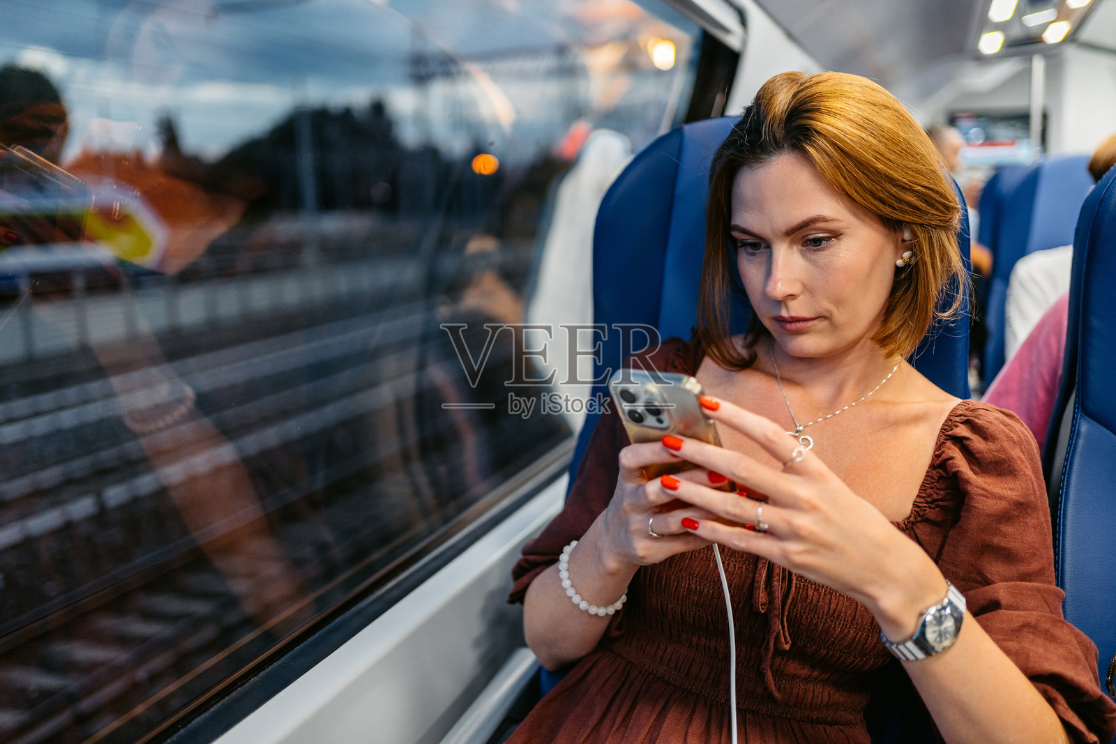 中年女性在意大利的火车上使用手机照片摄影图片