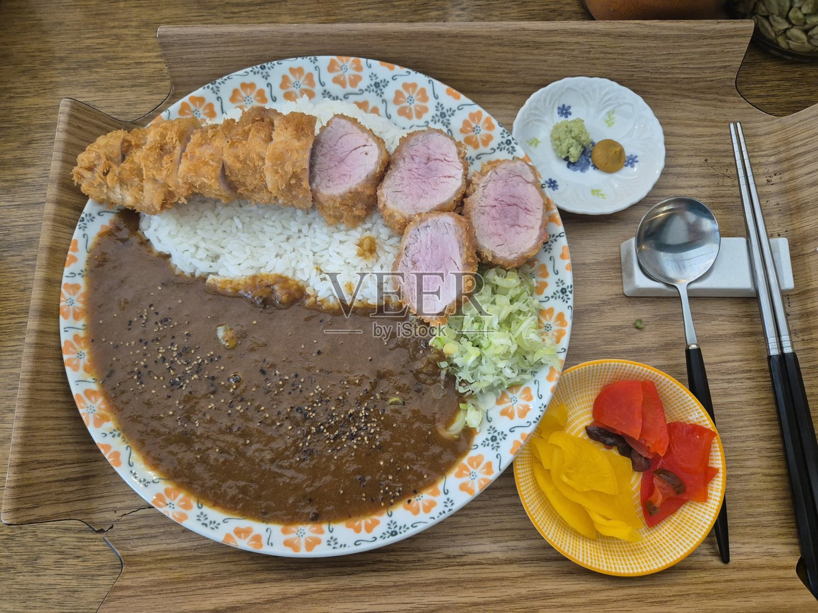 传统日本咖喱饭配烤猪肉和酸菜，是亚洲著名的当地午餐菜单。照片摄影图片