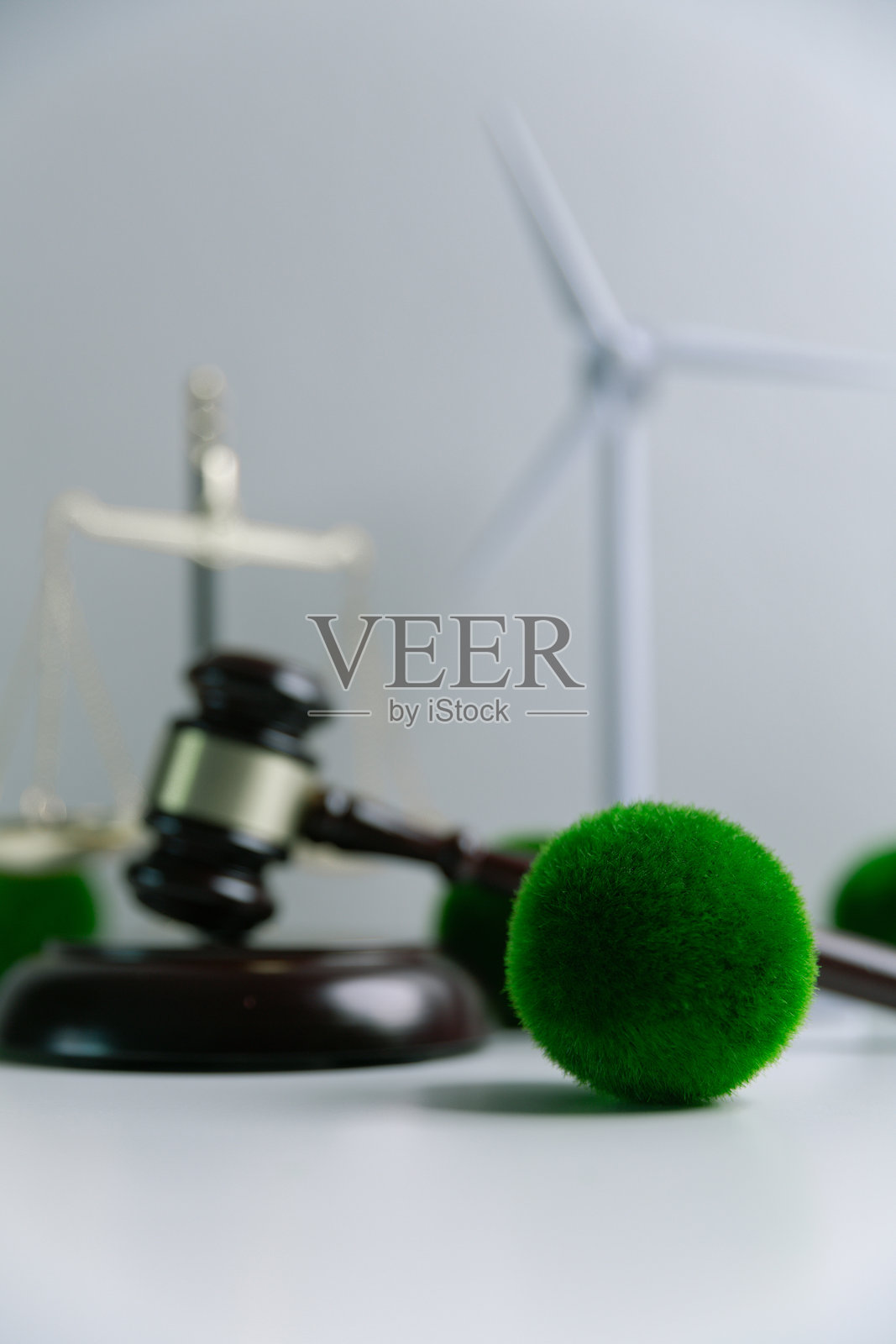 专注于环境法的律师通过法律行动和法庭程序倡导正义与可持续性，以维护绿色立法，保护地球生态系统。照片摄影图片