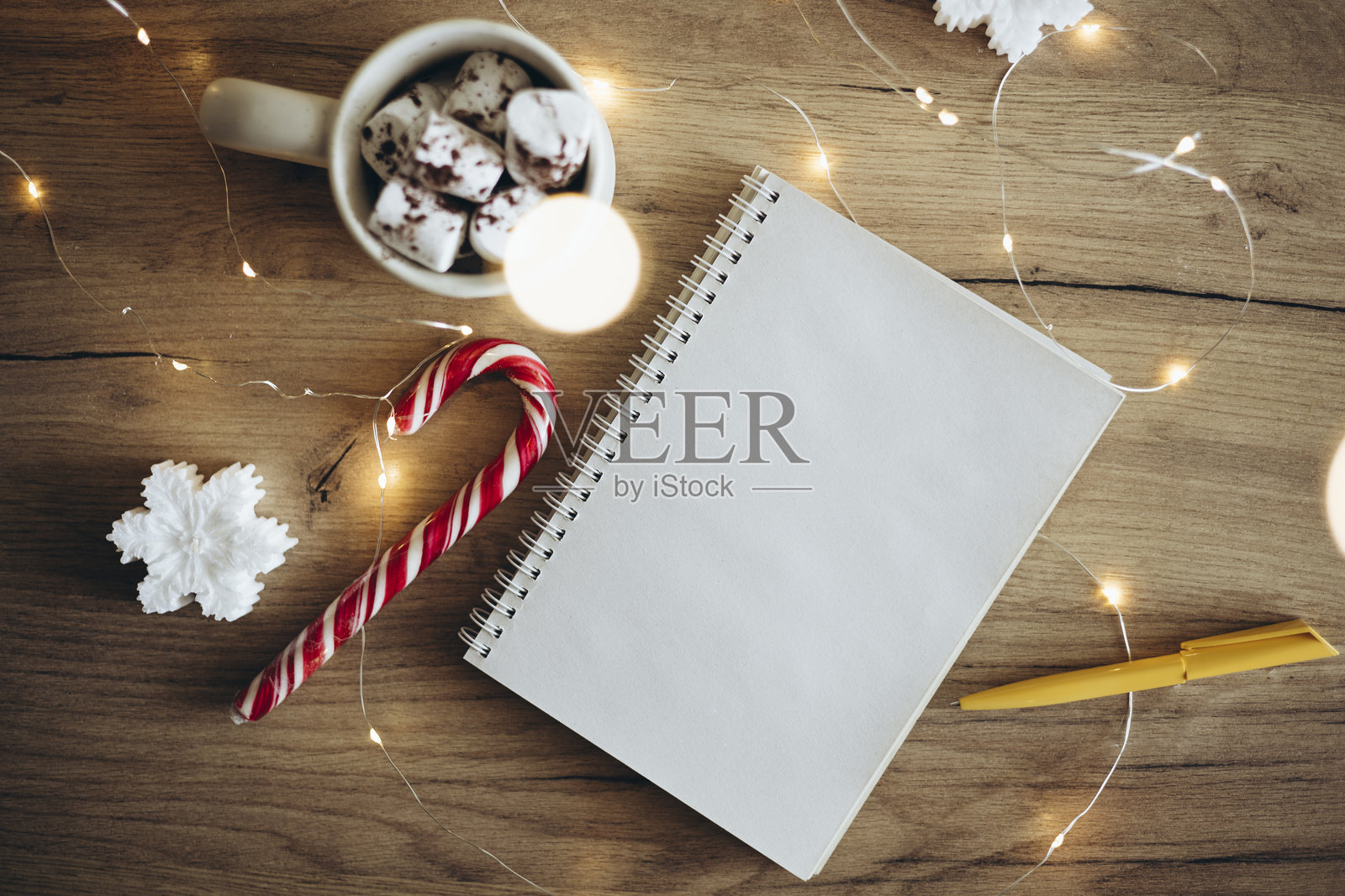 圣诞背景，空白笔记本，热可可，圣诞装饰。照片摄影图片