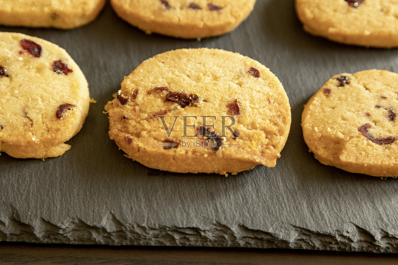 圣诞饼干配干蔓越莓和一丝橙皮香气照片摄影图片