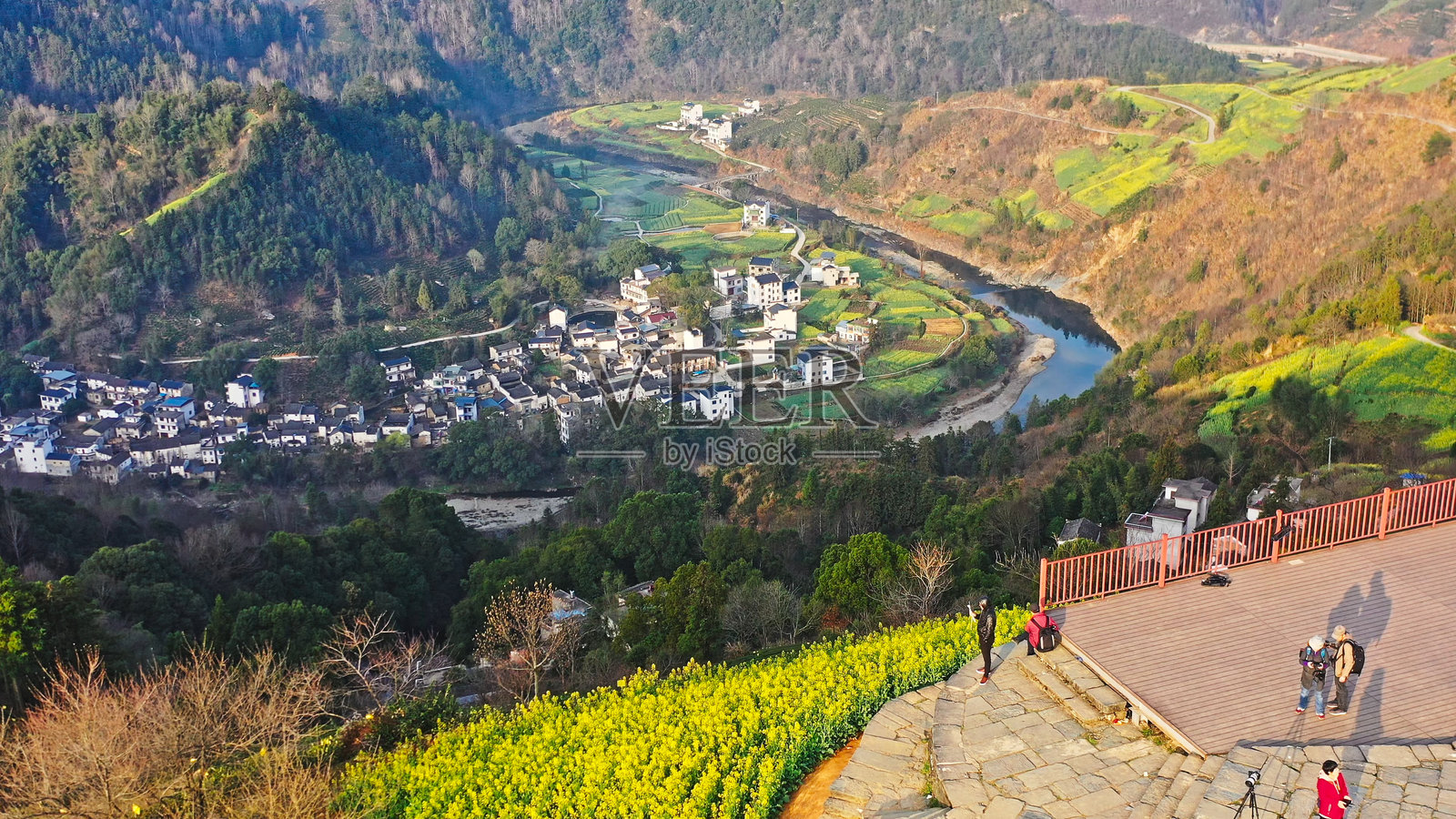 油菜花田，徽州风格建筑，中国安徽省，亚洲。照片摄影图片