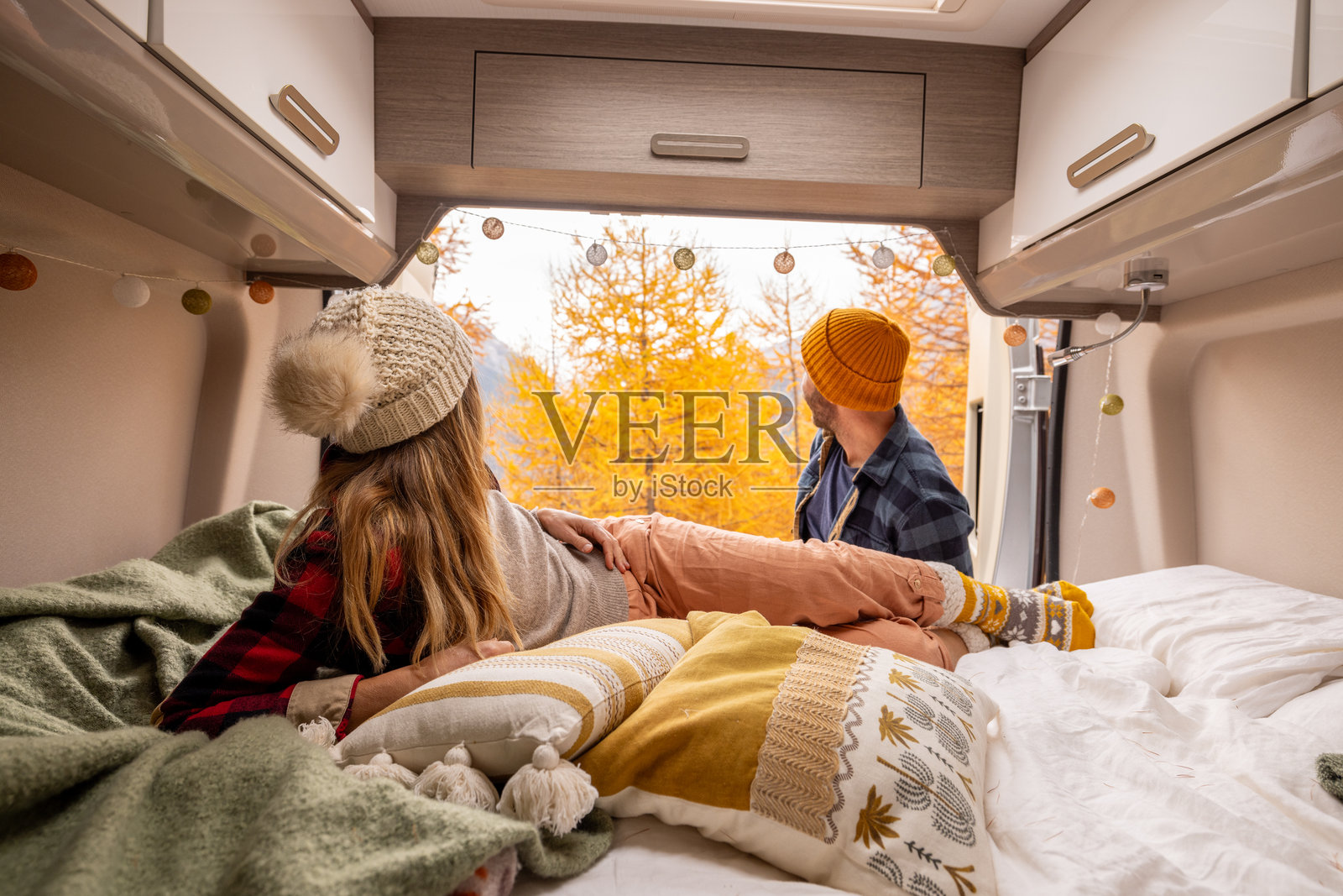 情侣在露营车中放松，享受秋季美景照片摄影图片