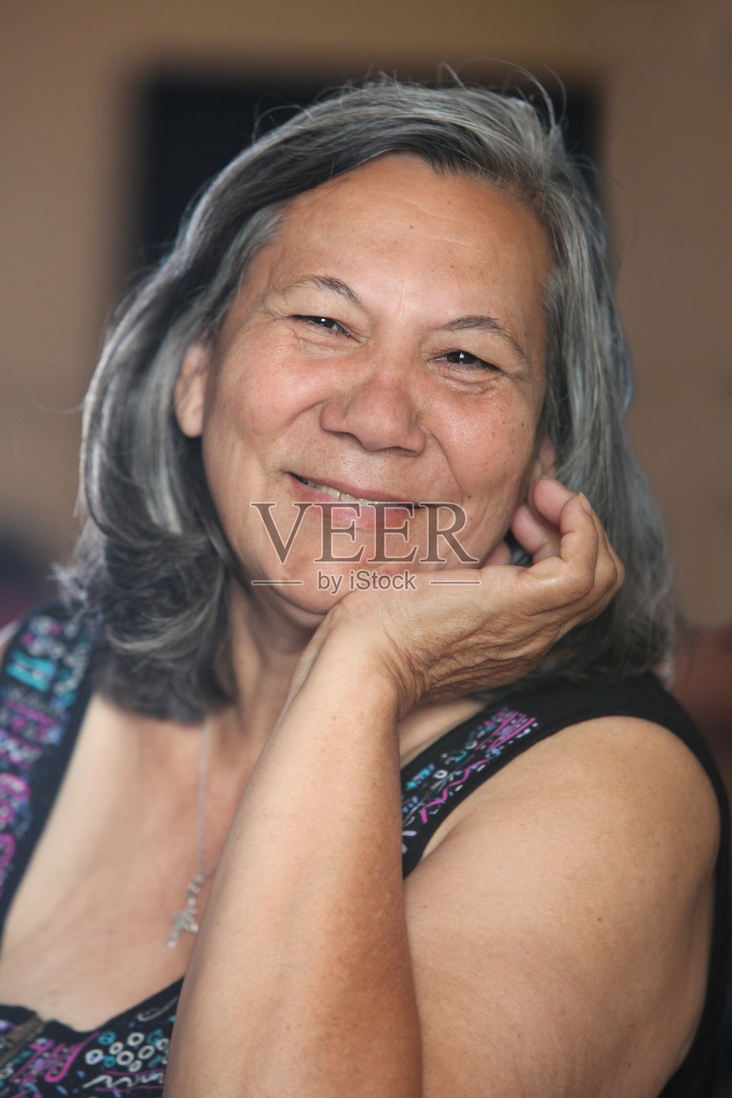 快乐的拉丁裔老年女性照片摄影图片