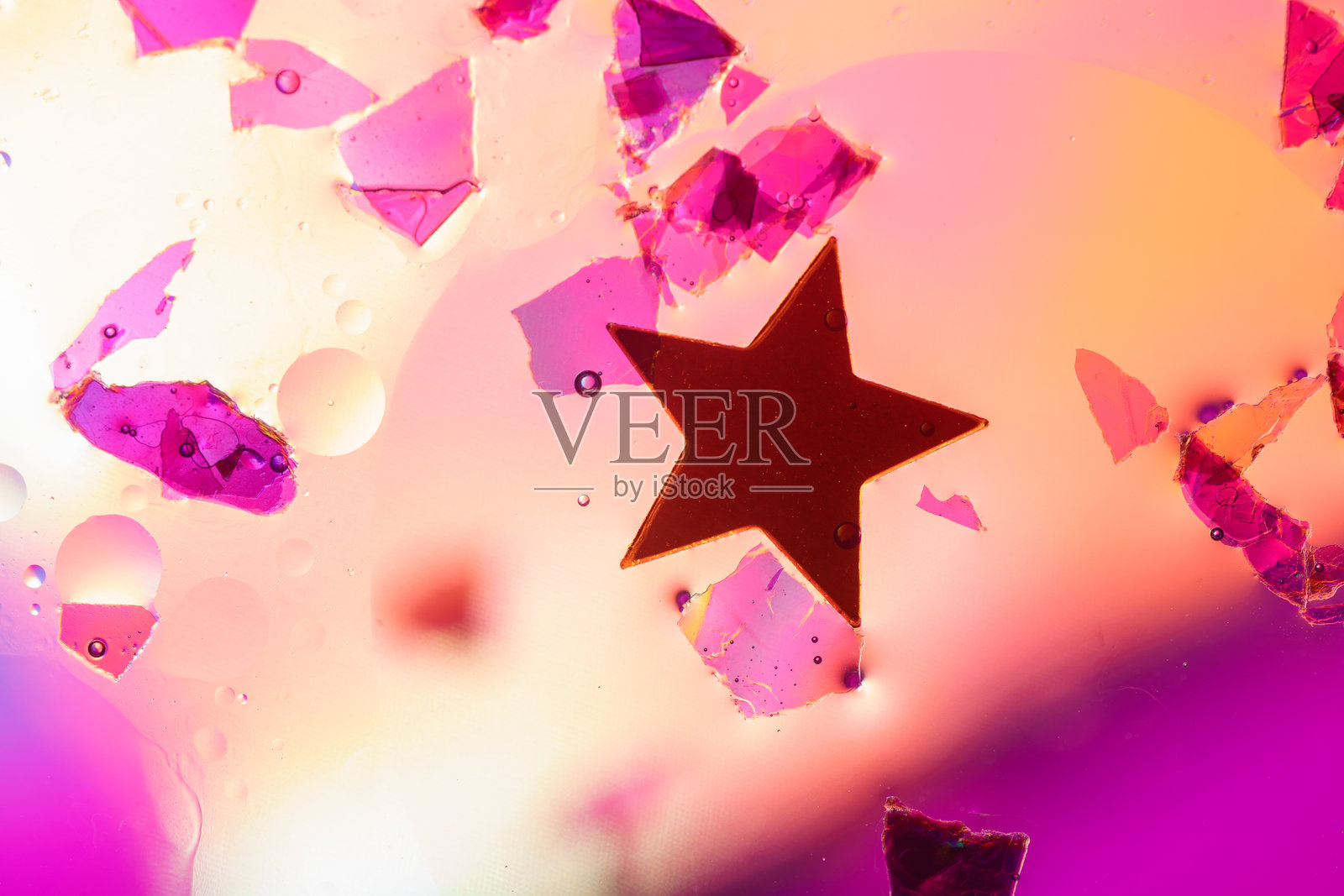 粉色和橙色背景下漂浮在水面的抽象粒子照片摄影图片