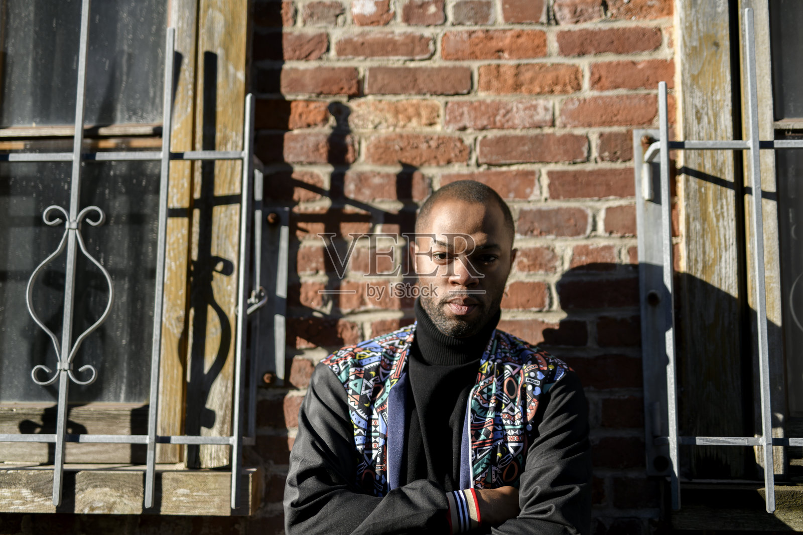 城市中穿着现代春季或秋季服装的黑人男性时尚肖像。照片摄影图片