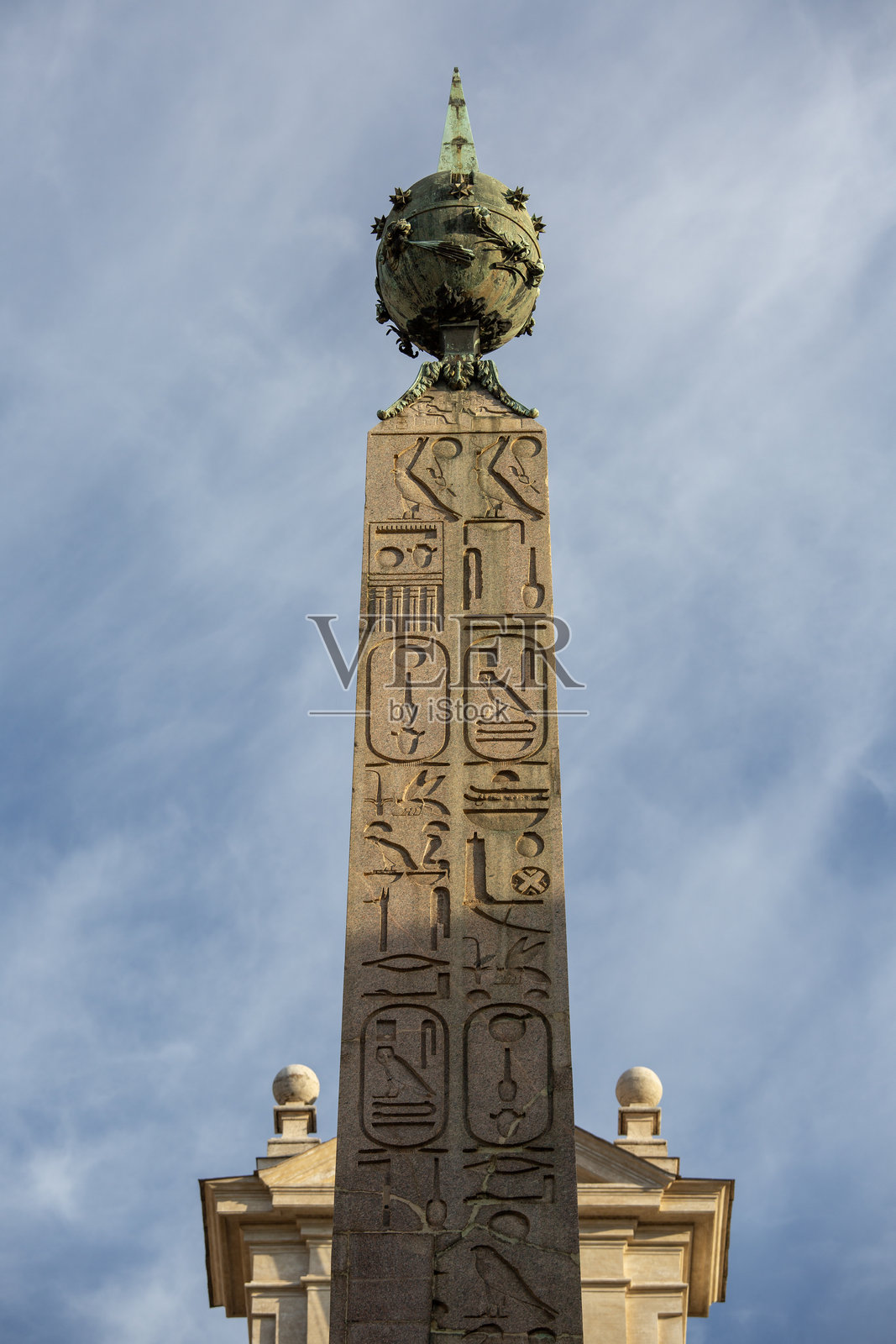 蒙特西托广场的蒙特西托方尖碑，来自赫利奥波利斯的古埃及方尖碑，属于普萨姆提克二世，位于意大利罗马。照片摄影图片