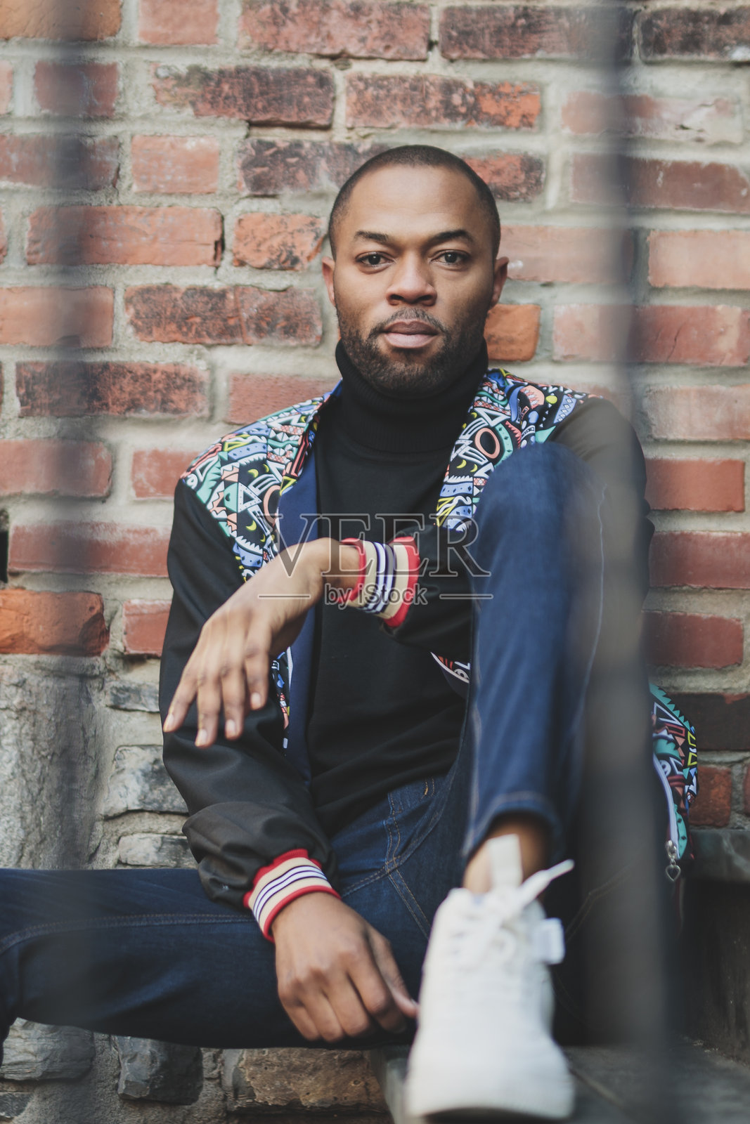 城市中穿着现代春季或秋季服装的黑人男性时尚肖像。照片摄影图片