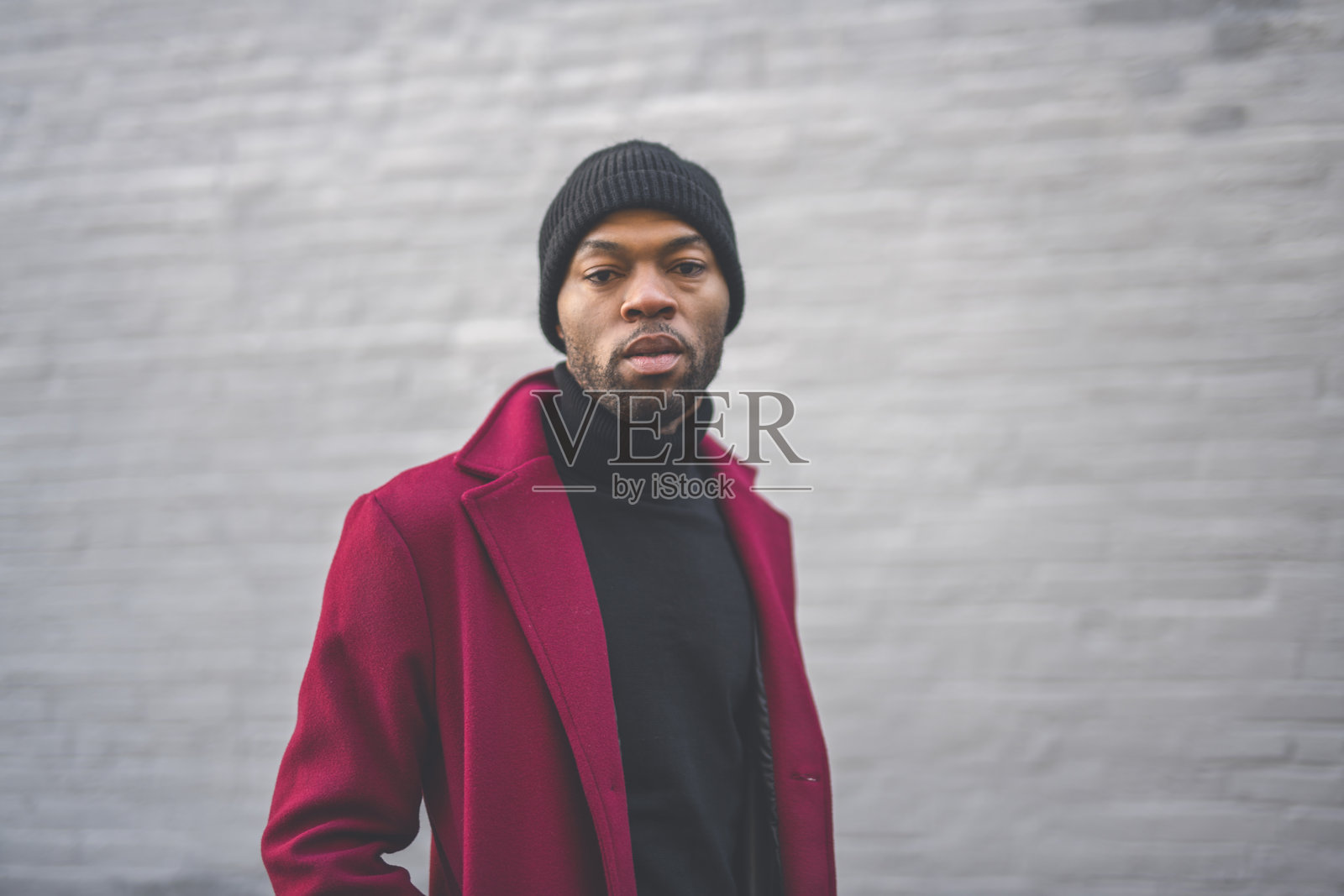 城市中穿着现代春季或秋季服装的黑人男性时尚肖像。照片摄影图片