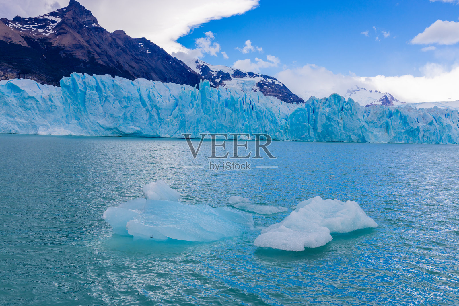 佩里托莫雷诺冰川的蓝色冰块，位于阿根廷巴塔哥尼亚的洛斯格拉西亚雷斯国家公园照片摄影图片