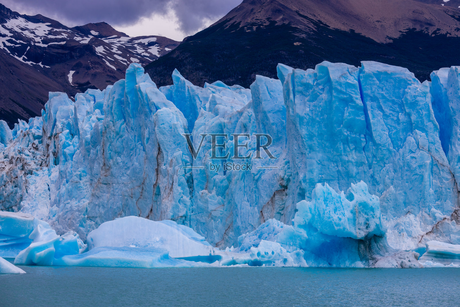 佩里托莫雷诺冰川的蓝色冰块，位于阿根廷巴塔哥尼亚洛斯格拉西亚雷斯国家公园照片摄影图片