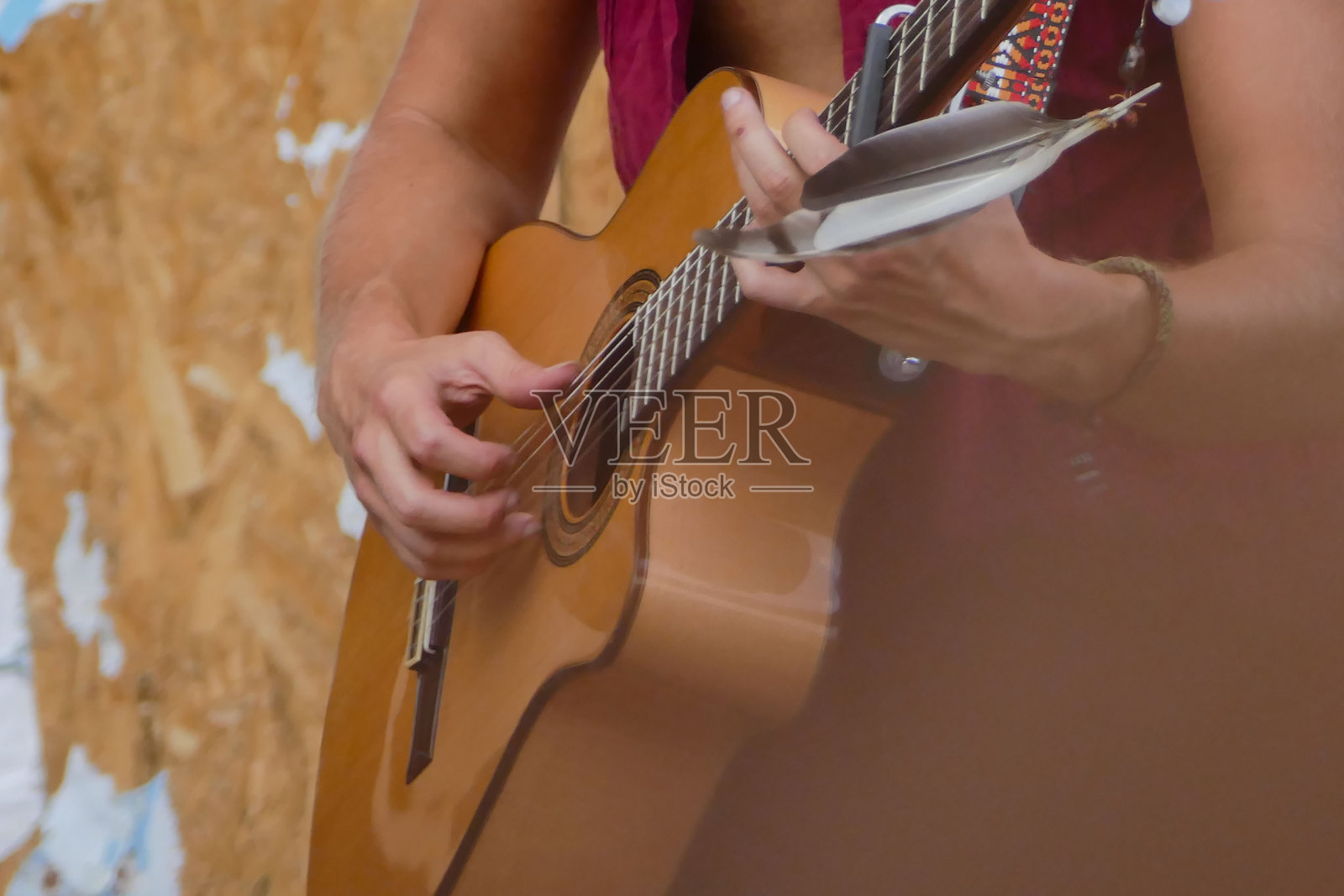 在户外演奏音乐的人照片摄影图片