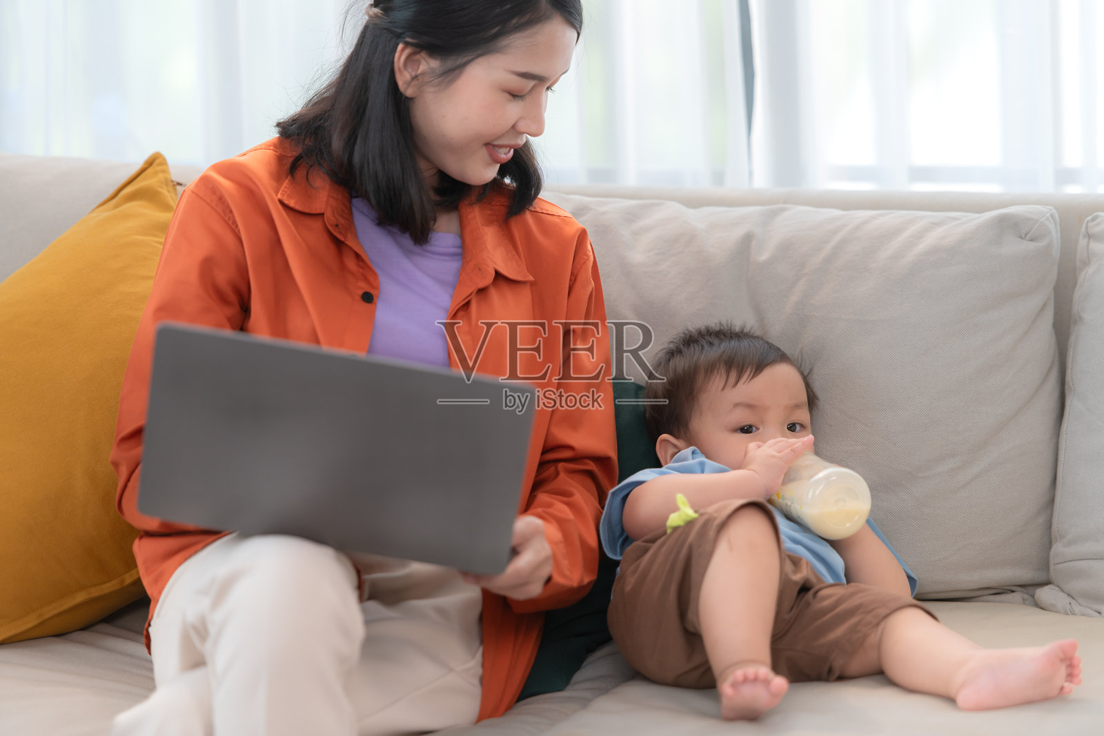 母亲下班回家后与儿子一起玩耍照片摄影图片