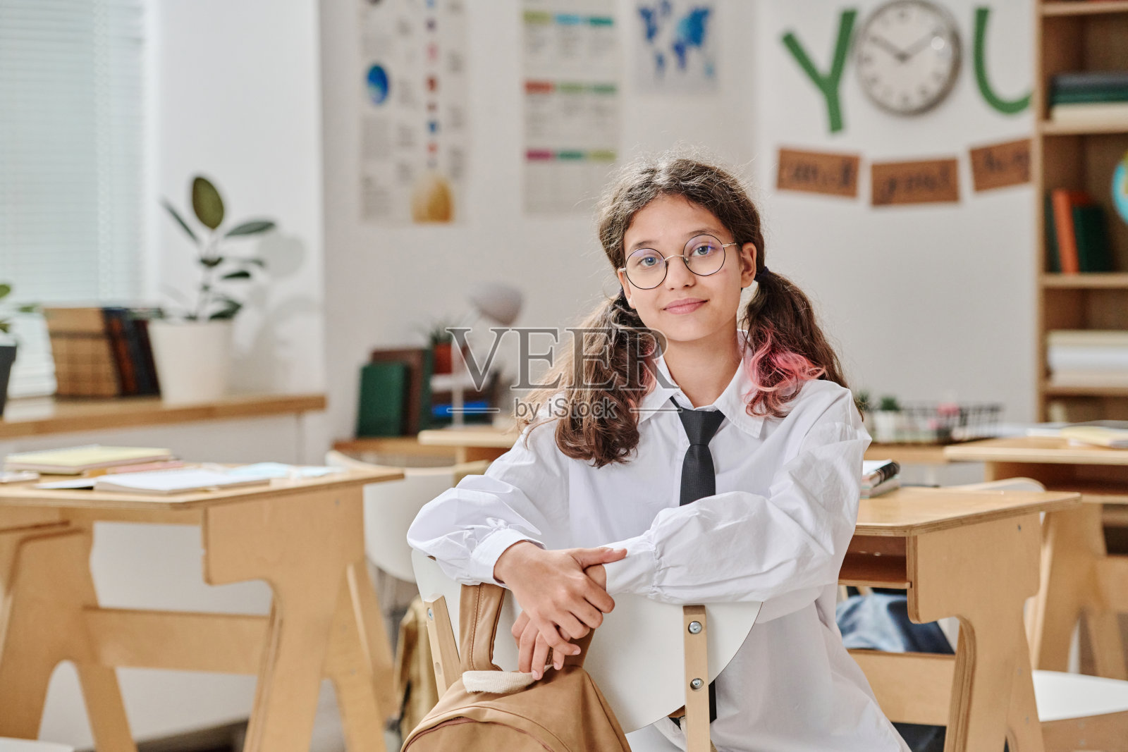 教室里坐着的少女照片摄影图片