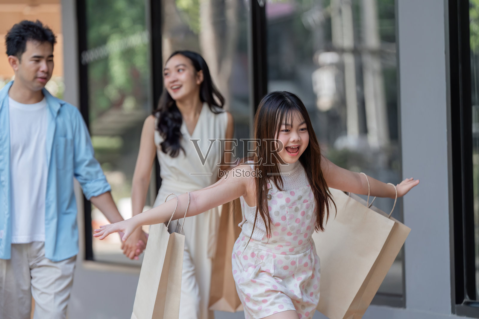 快乐的家庭购物体验，父母和孩子们在现代城市环境中一起享受一天的外出时光照片摄影图片