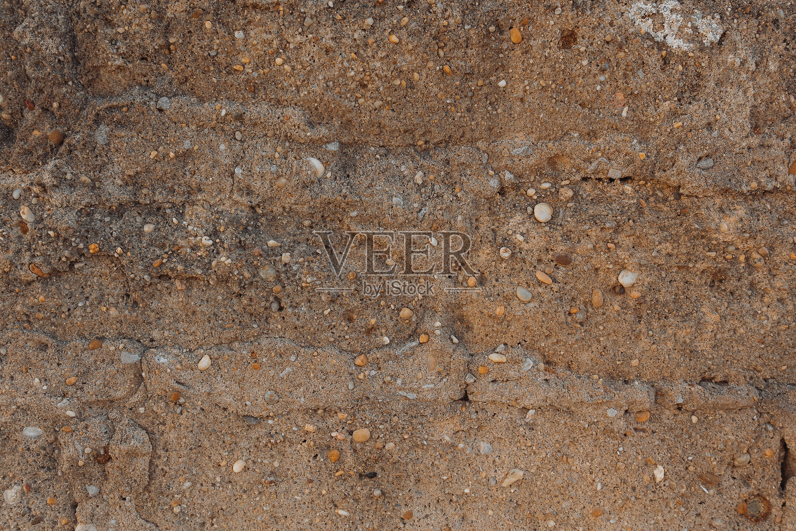 带有嵌入卵石的纹理砂岩表面照片摄影图片