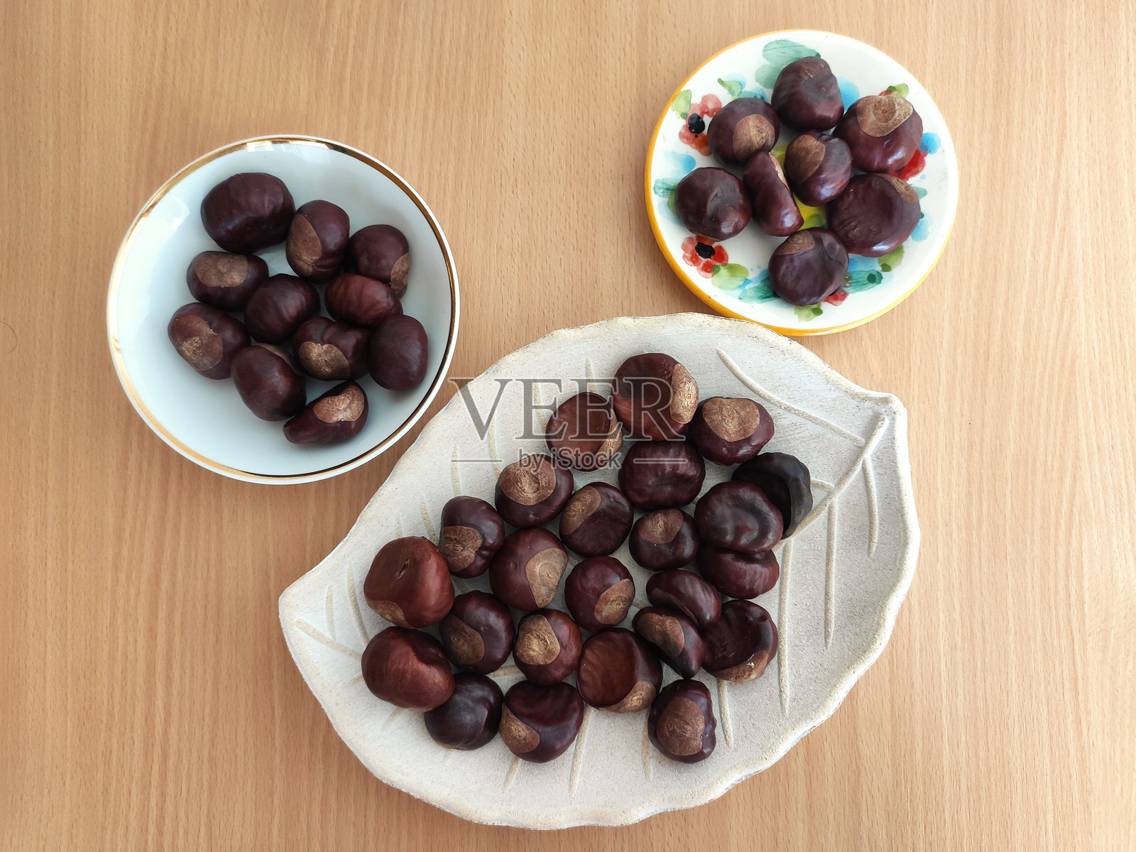 桌子上的闪亮棕色栗子照片摄影图片