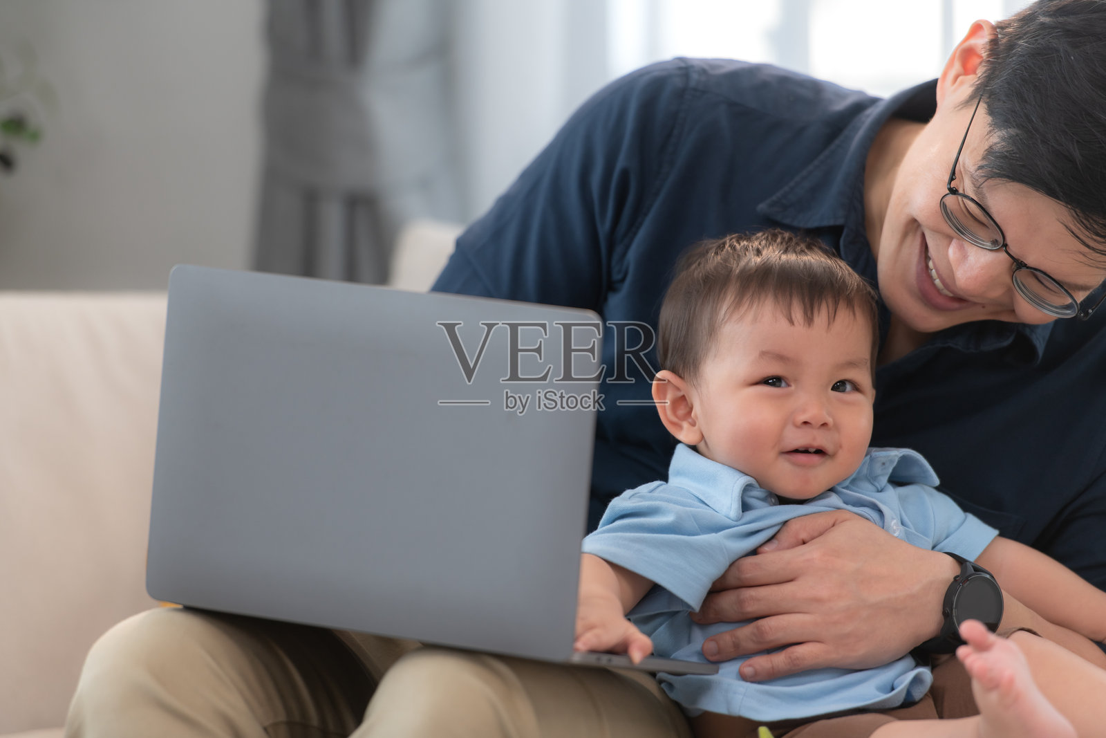 父亲和儿子下班回家后一起玩耍照片摄影图片