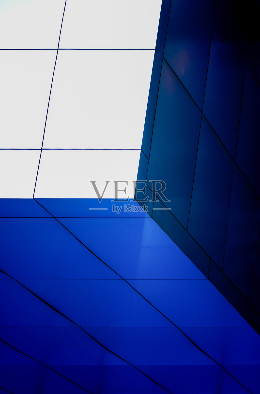 现代蓝色建筑墙壁的一部分，背景为白色照片摄影图片