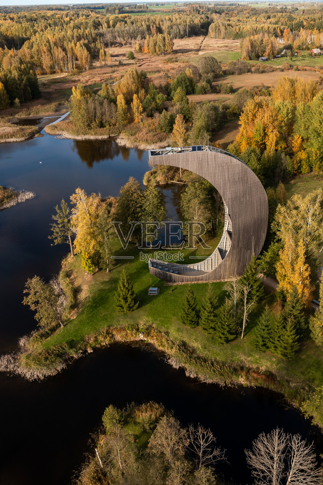 基尔基莱喀斯特湖和观景塔在阳光明媚的秋晨照片摄影图片