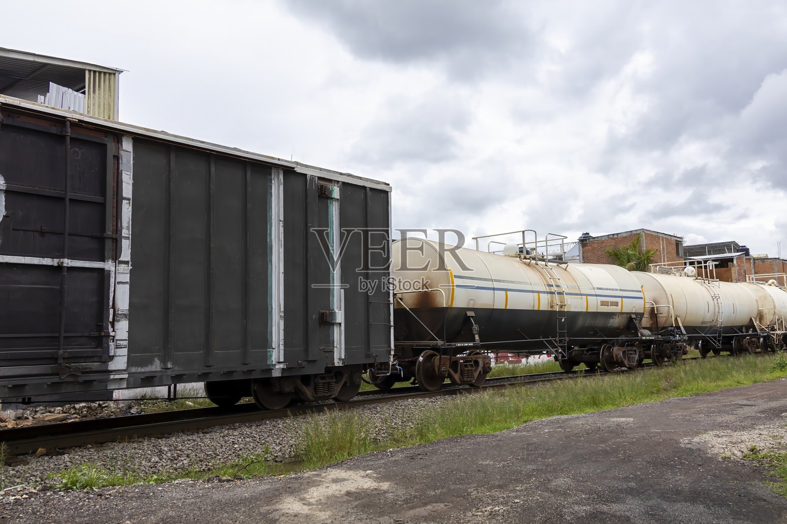 火车穿过城市照片摄影图片