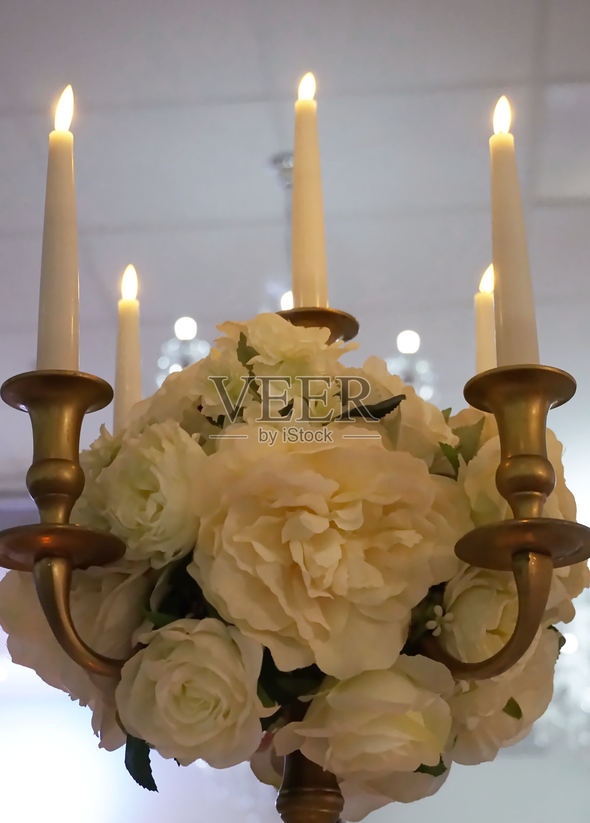 婚礼大厅中装饰有花卉的装饰蜡烛台照片摄影图片
