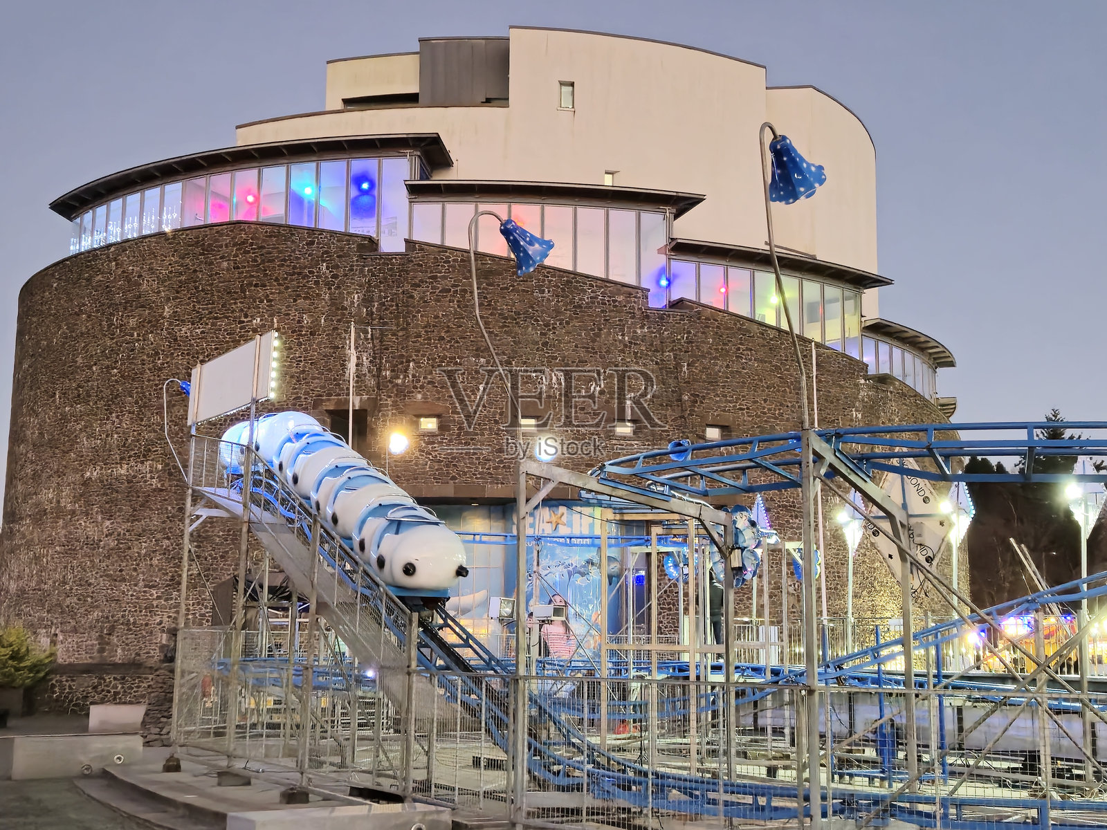 苏格兰巴洛赫洛赫洛蒙德圣诞市场的游乐设施照片摄影图片