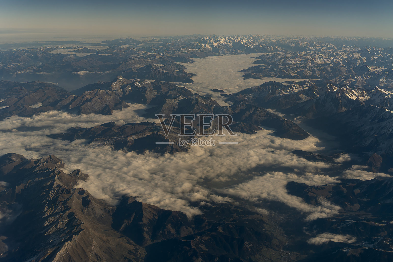 在清澈的秋日早晨飞越法国阿尔卑斯山照片摄影图片