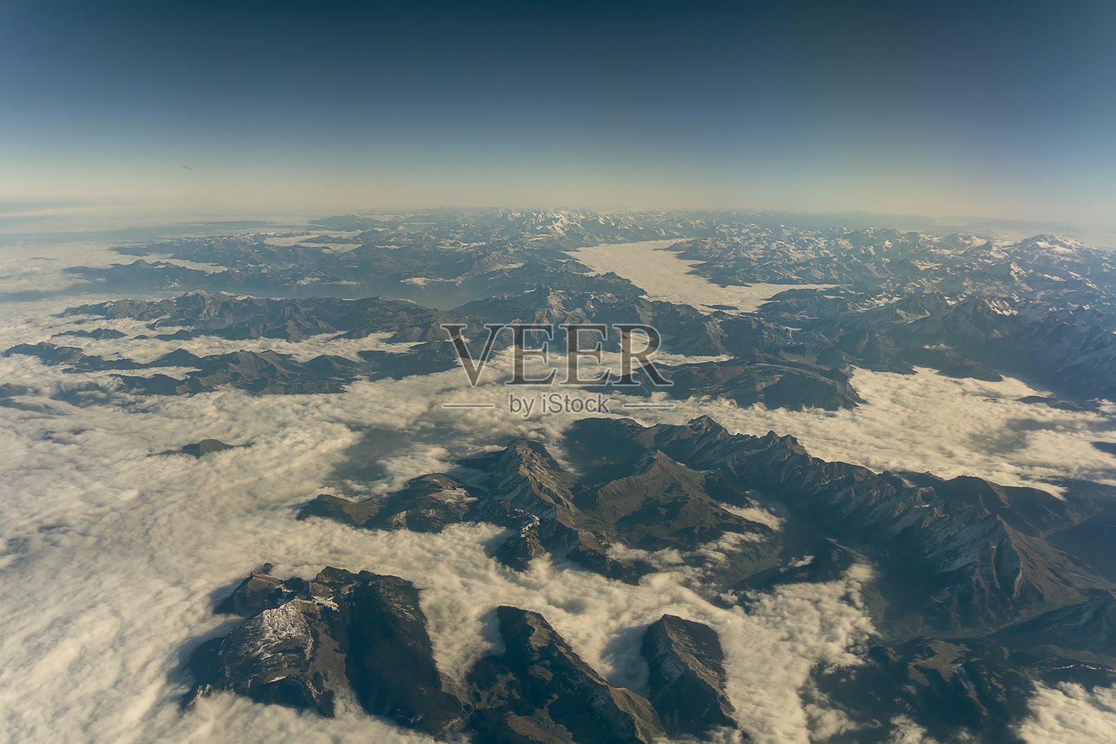 在清晨的秋季，飞越法国阿尔卑斯山照片摄影图片