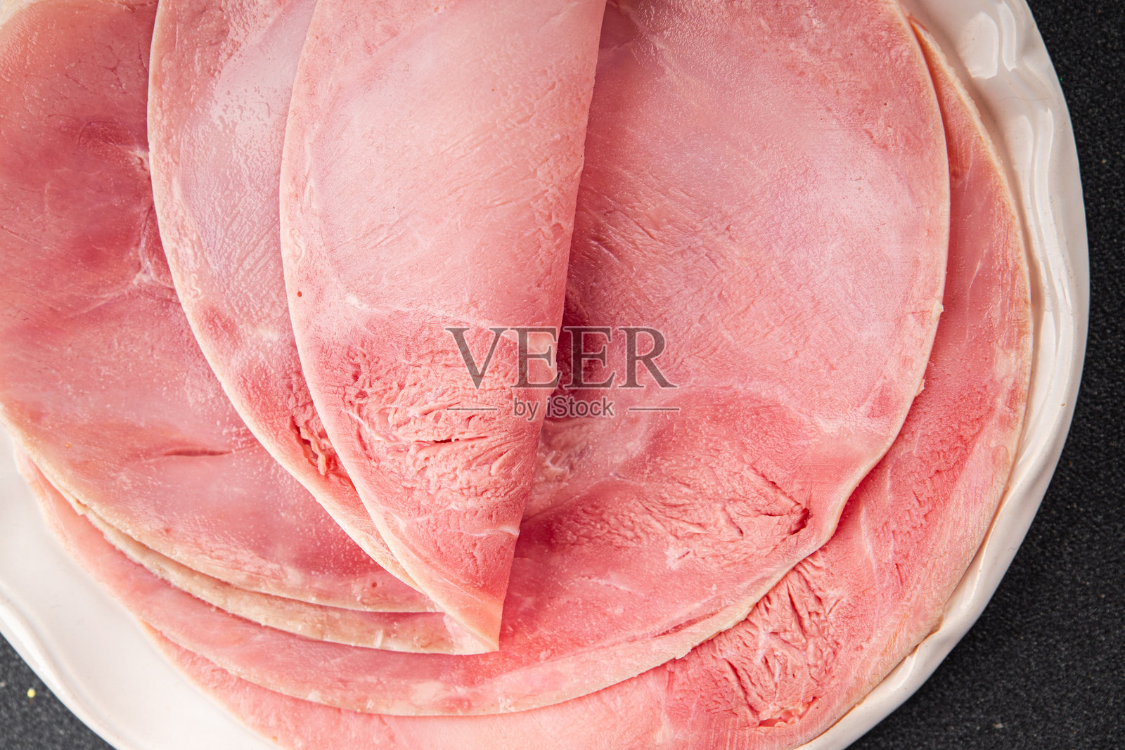 新鲜美味的火腿片猪肉菜肴，精致的美食背景， rustic 风格的桌面俯视图，留白空间。照片摄影图片